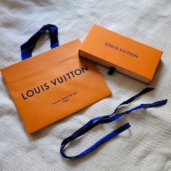 Louis Vuitton Box with ribbon and matching shopping bag - Picture 1 of 7